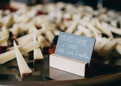 Selección de quesos curados y ahumados de leche cruda de oveja para el cóctel de una boda