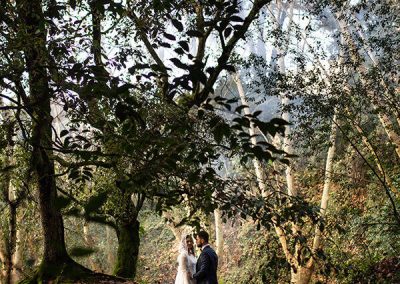 Pareja de novios en un bosque durante una boda de otoño