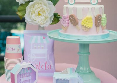 Tarta infantil decorada con helados y un camión personalizado con el nombre de Carlota