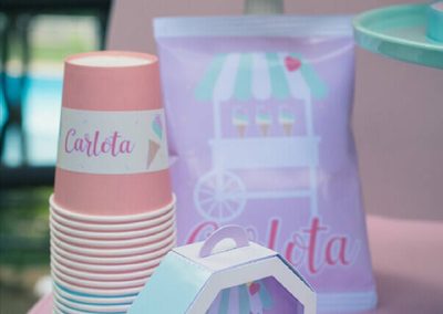 Vasos y packaging personalizados con el nombre de Carlota y diseño de carrito de helados para una fiesta infantil