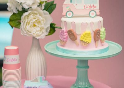 Tarta infantil decorada con helados y un camión personalizado con el nombre de Carlota