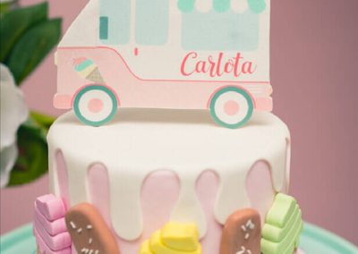 Tarta infantil decorada con helados y un camión personalizado con el nombre de Carlota