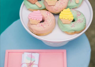 Donuts decorados en tonos pastel con motivos de helados para una fiesta infantil de Carlota